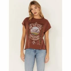 Wholesale ✨ Cleo + Wolf 👩 Women's Adventure Calling Graphic Tee Brandy Brown 👏