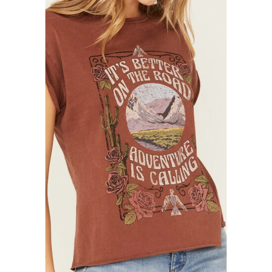 Wholesale ✨ Cleo + Wolf 👩 Women's Adventure Calling Graphic Tee Brandy Brown 👏 3 Wholesale ✨ Cleo + Wolf 👩 Women's Adventure Calling Graphic Tee Brandy Brown 👏 - Image 3